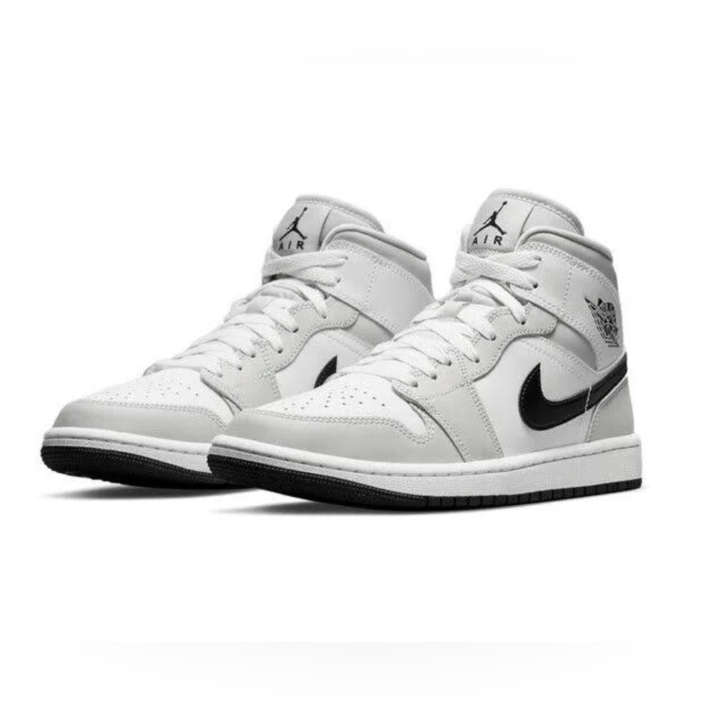 Nike Air Jordan 1 Retro Mid Sneakers - Picture 1 of 9